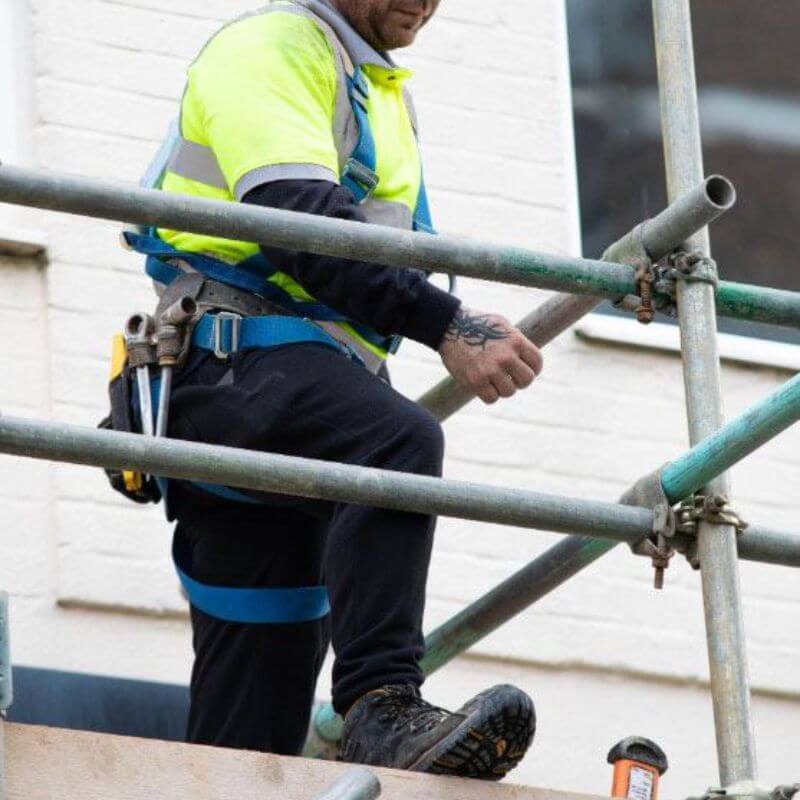 A scaffolder wearing appropriate PPE to ensure scaffolding safety